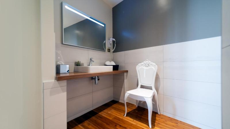 Queen Room with Garden View image 4