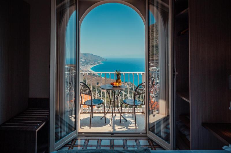 Deluxe Single Room with Balcony image 2