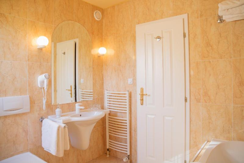 Twin Room image 4