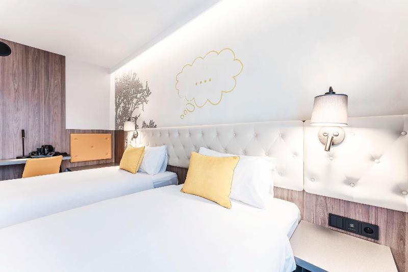 Standard Twin Room image 2