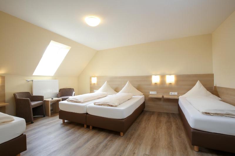 Classic Quadruple Room image 2