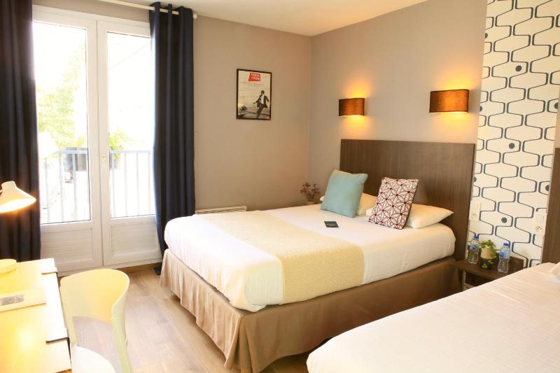 Classic Triple Room - Castle View image 2