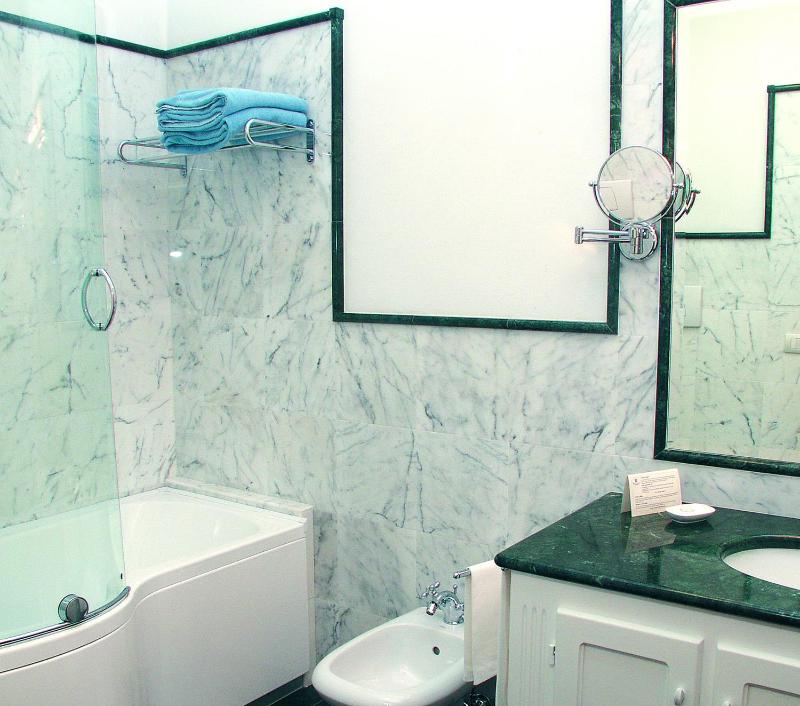 Double Room image 3