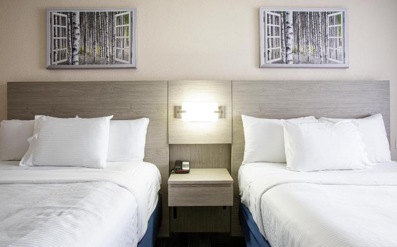 Standard Queen Room with Two Queen Beds image 3