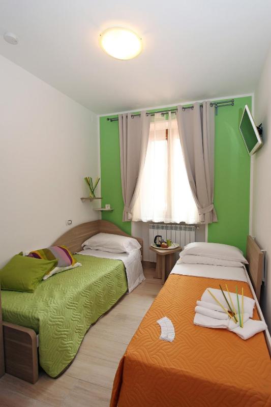 Economy Double Room image 3