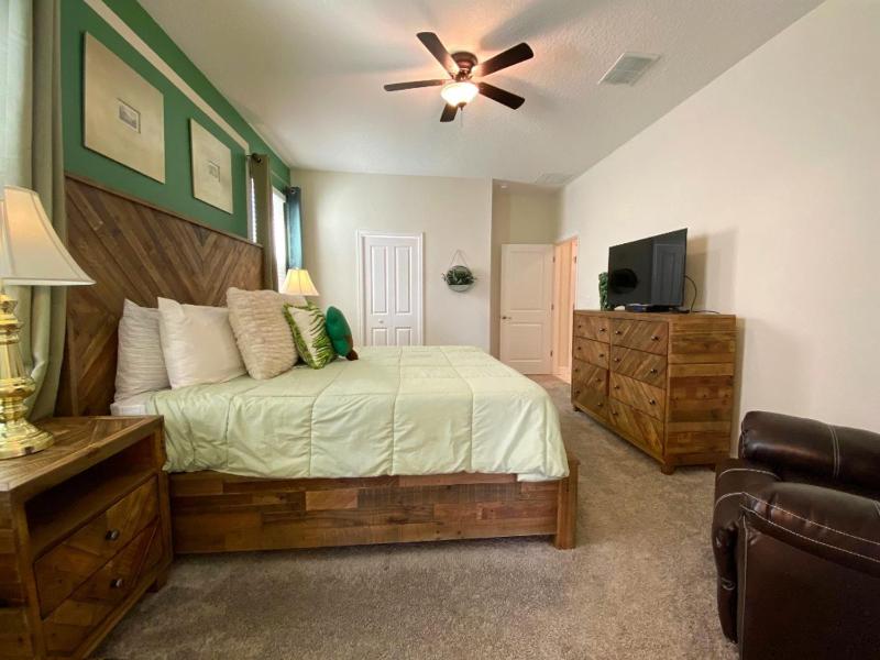 Eight-Bedroom House image 2