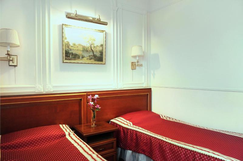 Standard Twin Room image 2