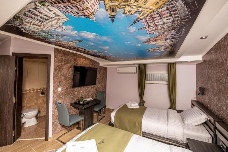 Standard Twin Room image 4