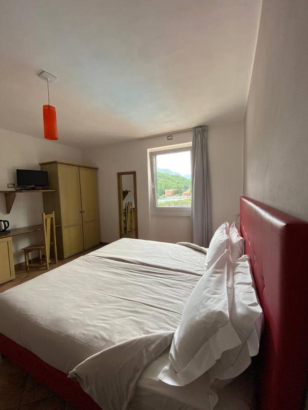 Double Room with Lateral Lake View image 2