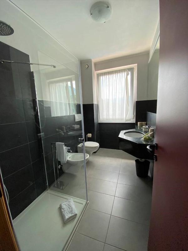 Double Room with Lateral Lake View image 3