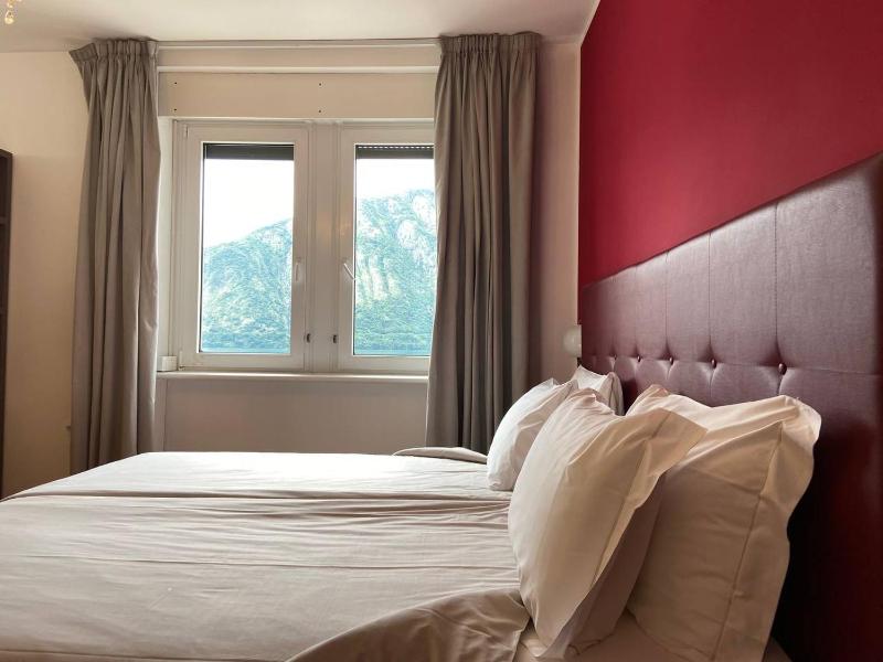 Double Room with Front Lake View image 2