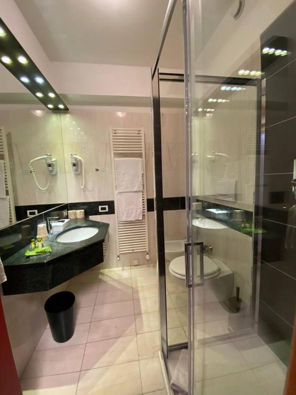 Double Room with Front Lake View image 3