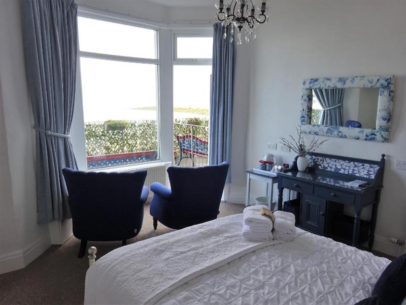 Double Room with Balcony image 3