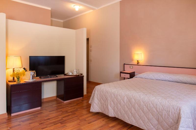 Deluxe Double or Twin Room image 4