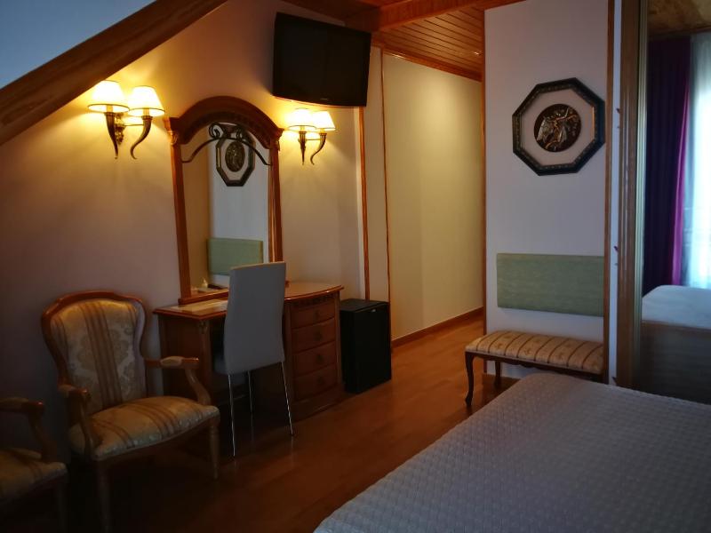 Double Room with Terrace and Sea View   image 2