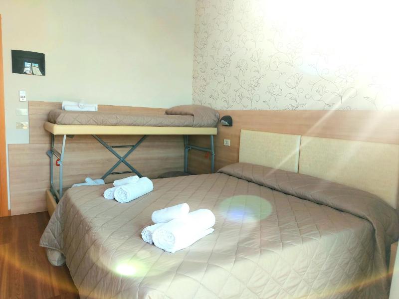 Quadruple Room image 4
