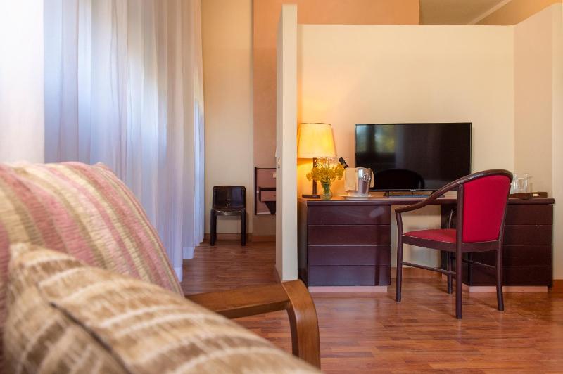 Deluxe Double or Twin Room image 3