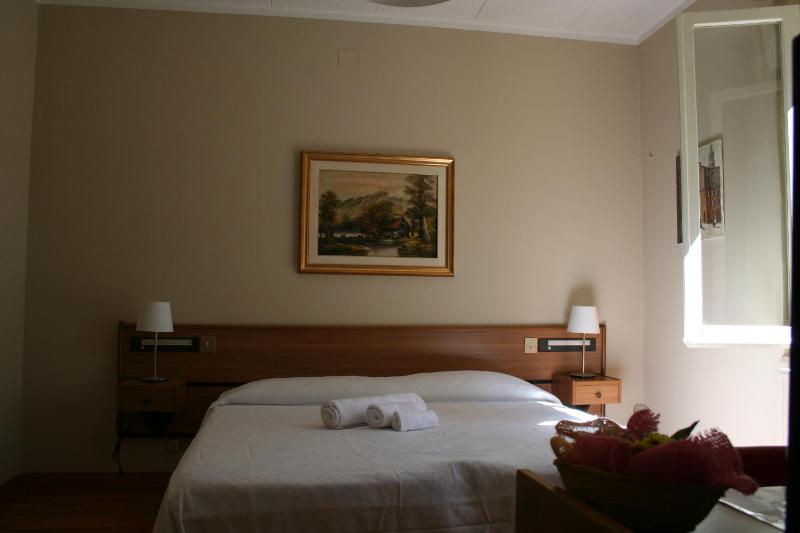 Economy Double Room image 4