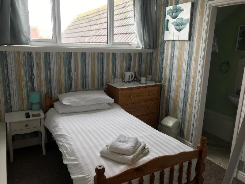 Single Room image 4