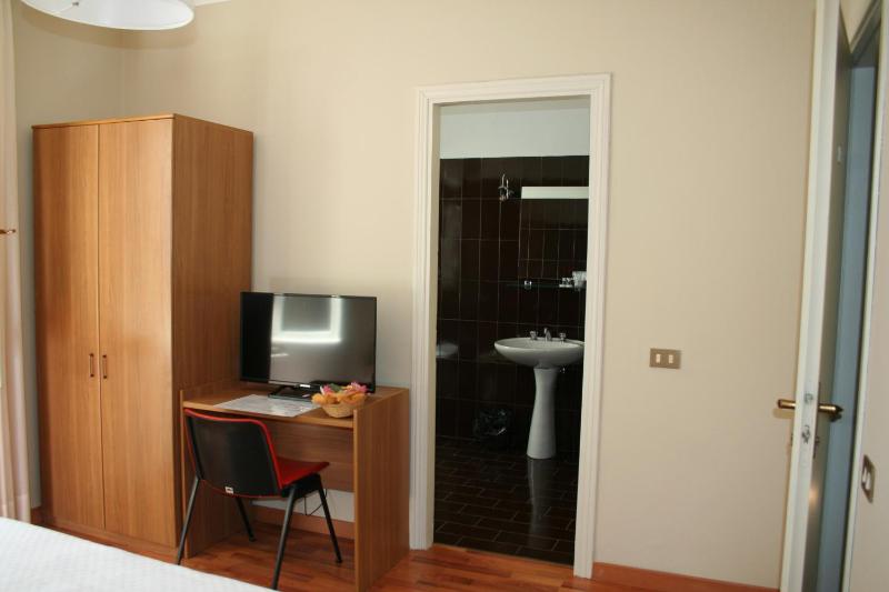 Economy Double Room image 3