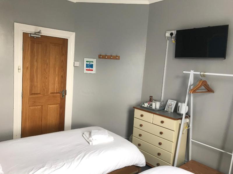 Twin Room image 4