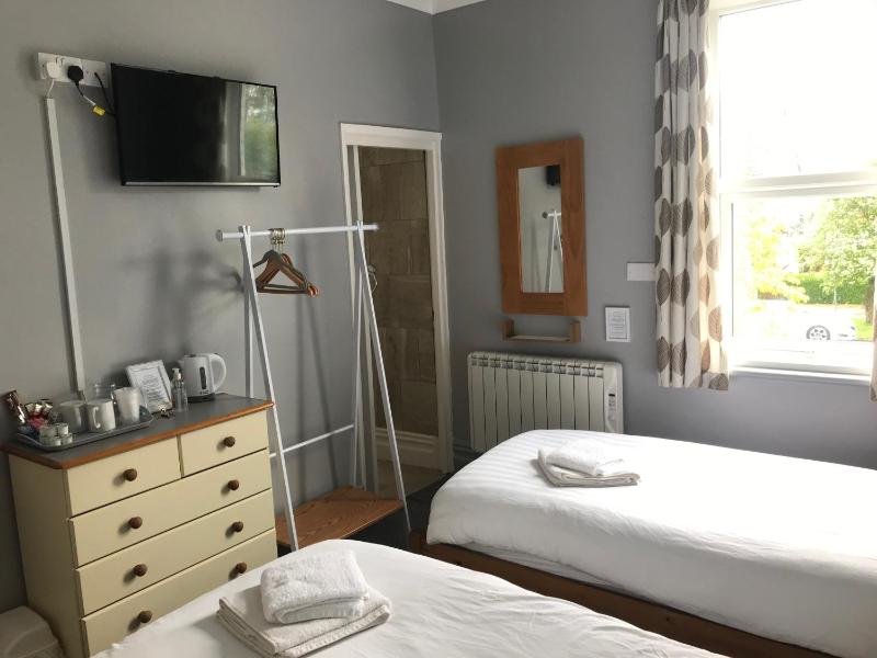 Twin Room image 3