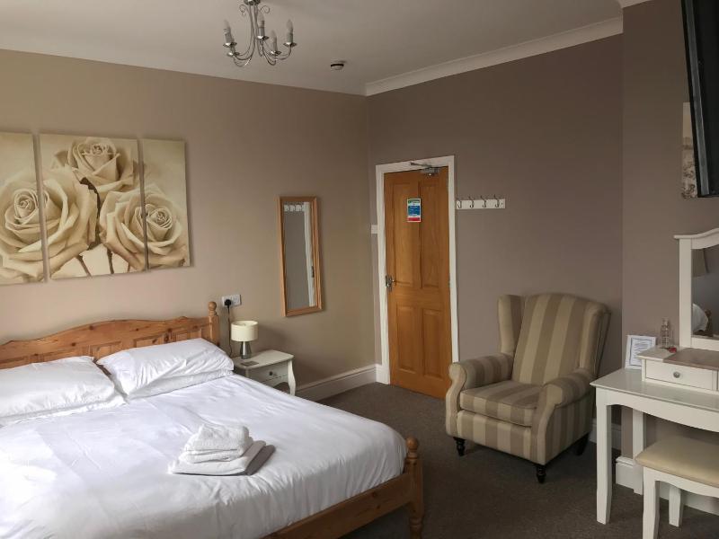 Superior King Room image 3