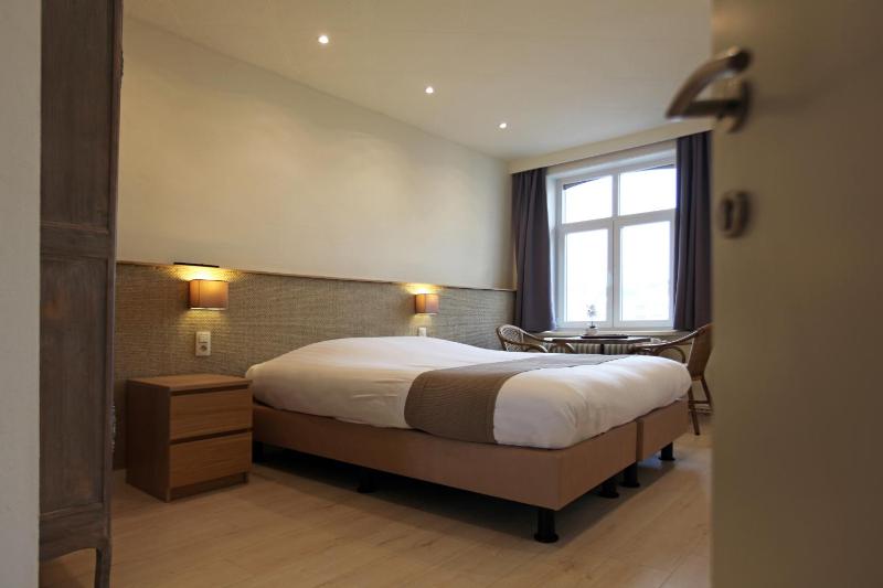 Triple Room with Bathroom image 2