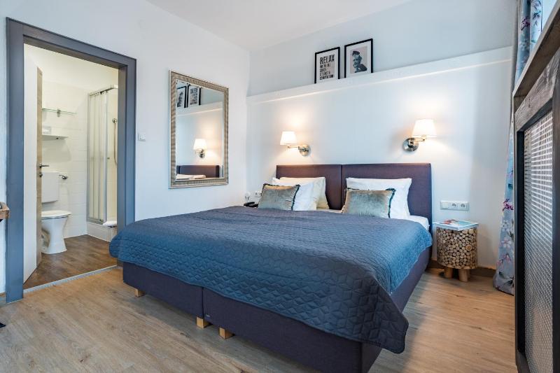 Double Room image 4