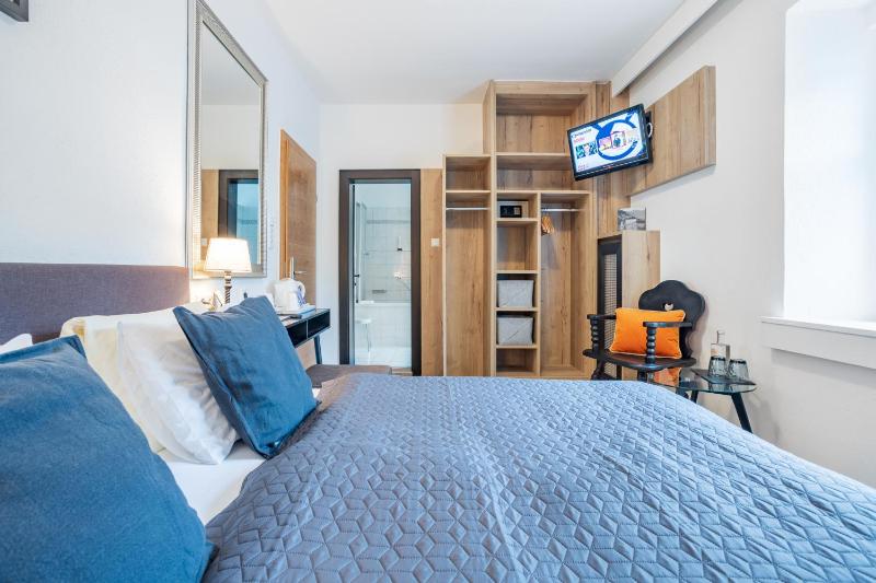Economy Double Room image 4