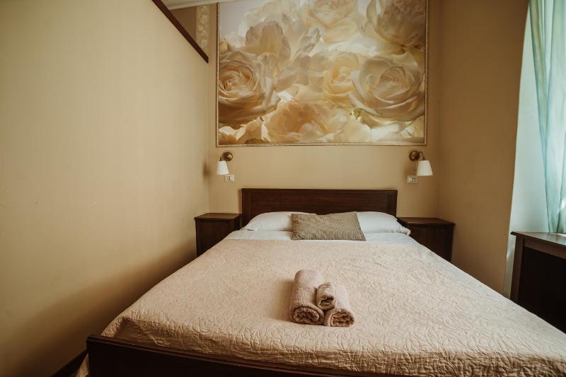 Small Double Room image 4