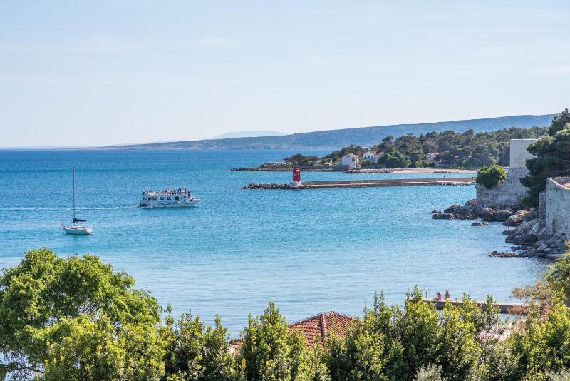 One-Bedroom Apartment image 4