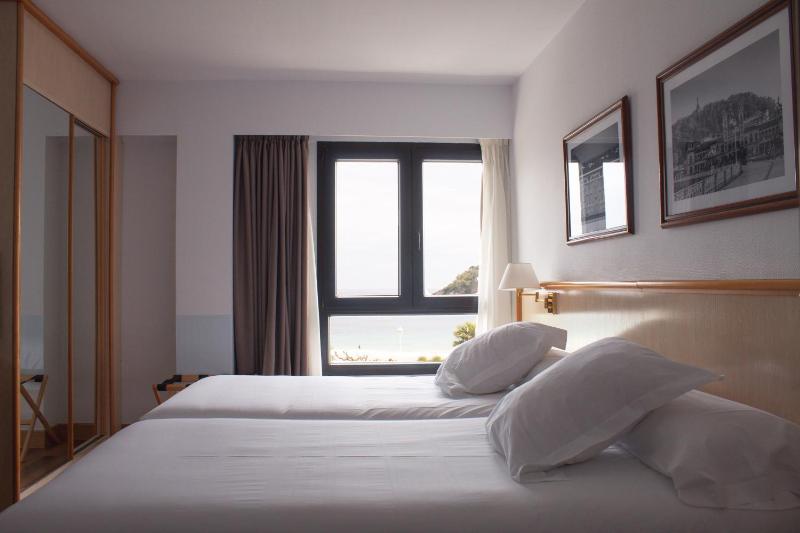 Standard Twin Room with Sea View image 4