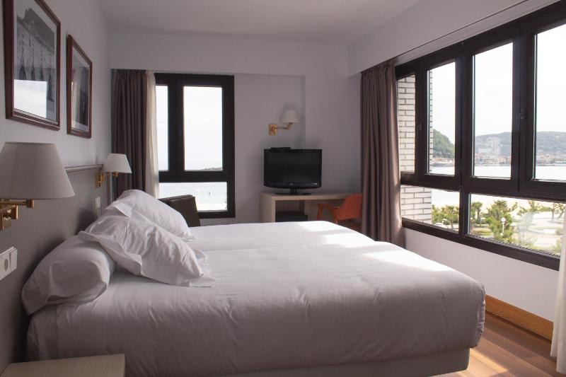 Standard Twin Room with Sea View image 3