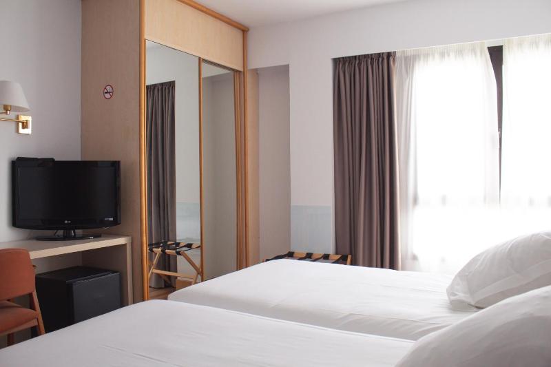 Twin Room image 2