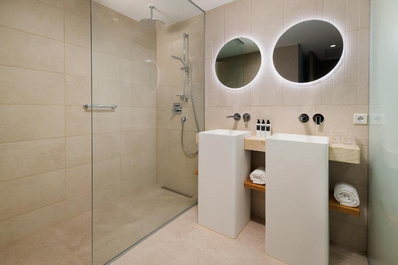 Deluxe Double Room image 2
