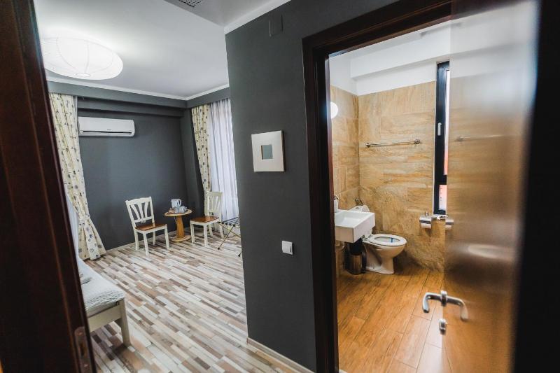Queen Room with Balcony image 3