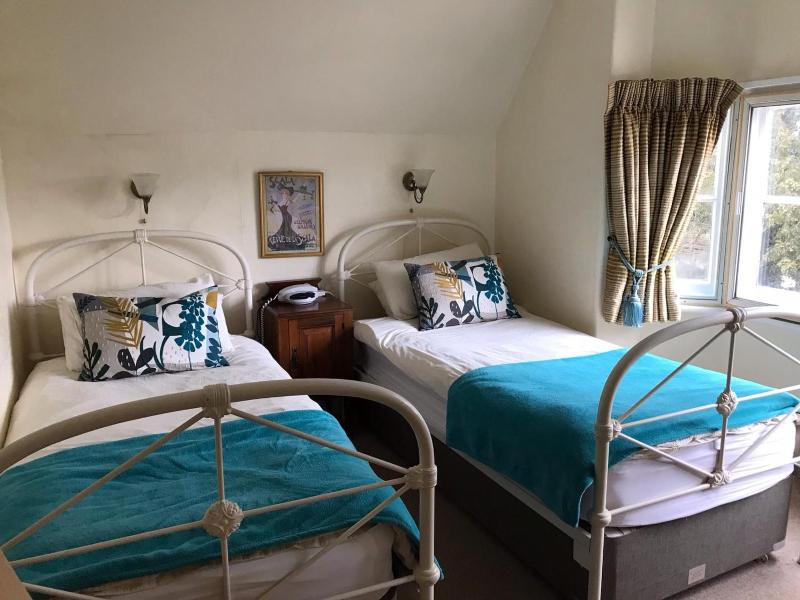 Twin Room image 3