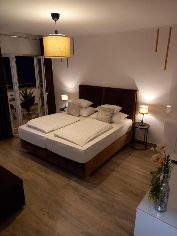 Deluxe Double Room with Balcony and Sea View image 2