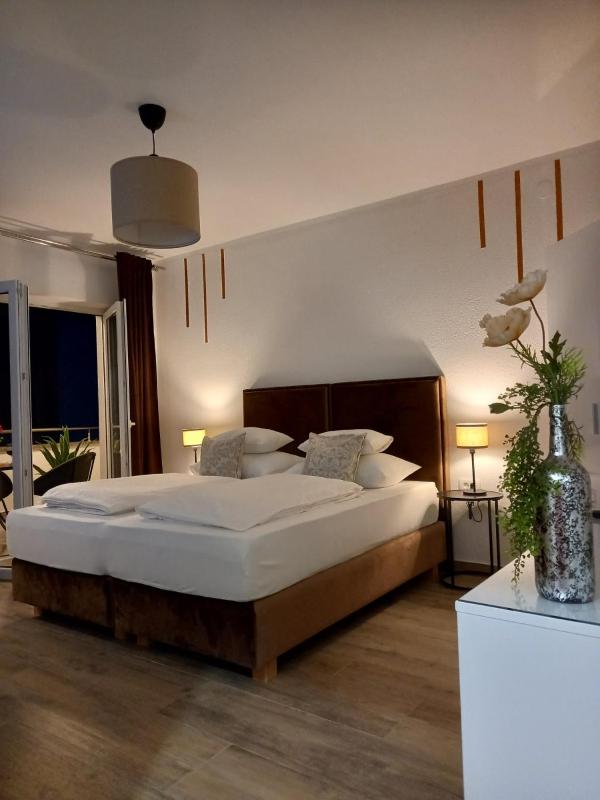 Deluxe Double Room with Balcony and Sea View image 3