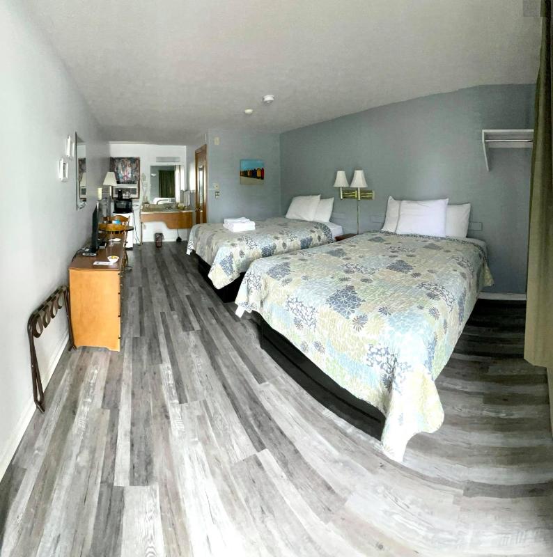 Queen Room with Two Queen Beds (First Floor) image 2