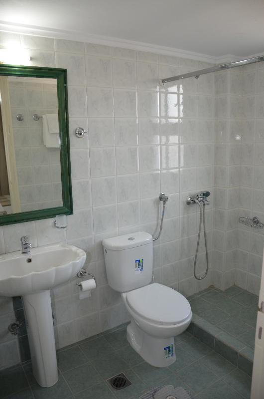  Twin Room with Balcony image 2