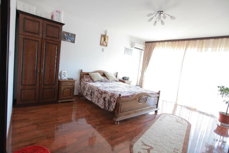 Five-Bedroom House image 4
