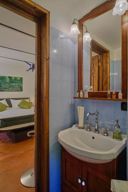 Standard Double Room image 3
