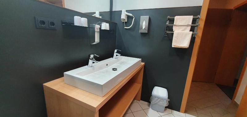 6-bed apartment image 4