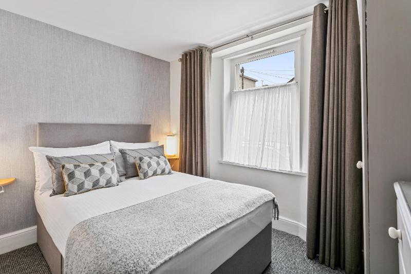 Small Double Room image 4