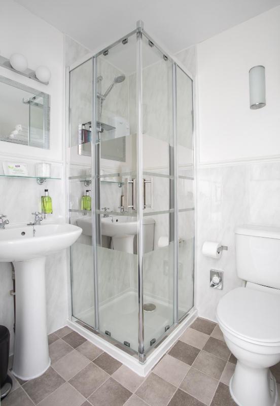 Small Double Room image 3