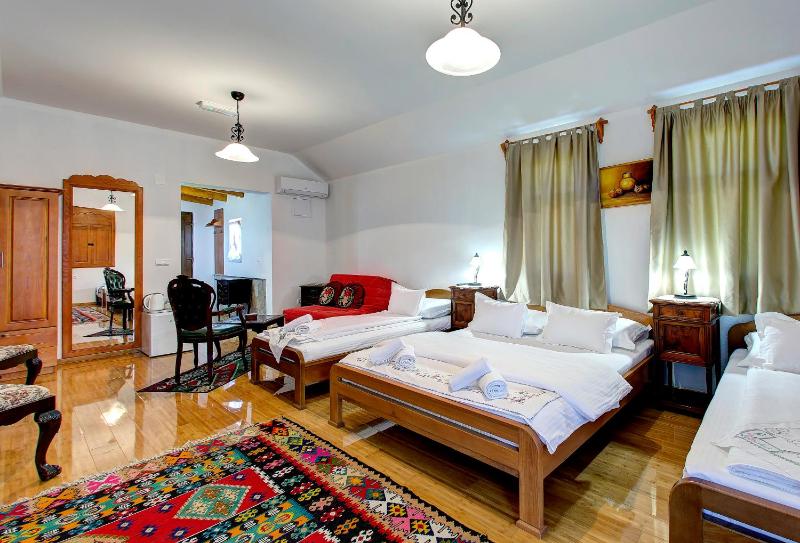 Quadruple Room with Balcony image 2