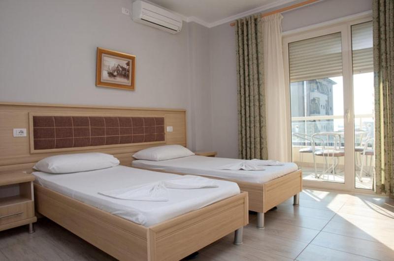 Large Twin Room image 2