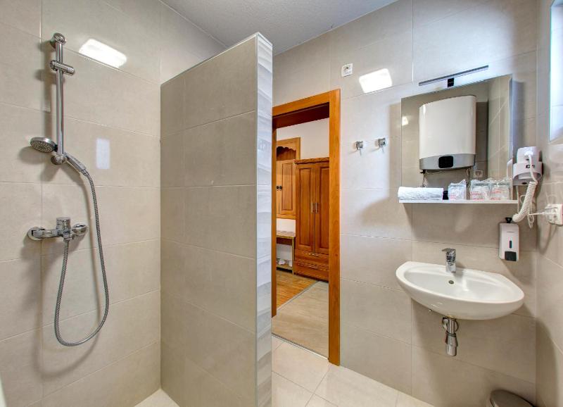 Twin Room image 4